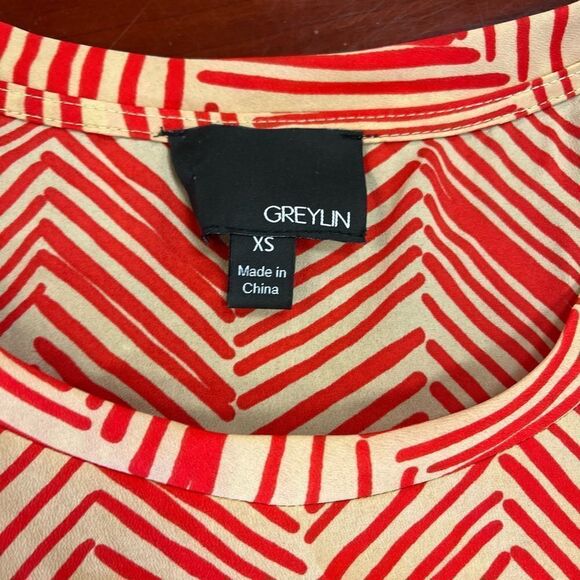 Greylin Red & Khaki Print Side Tie Cap Sleeve Blouse sz XS EUC - Picture 2 of 6